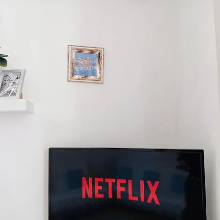Kristi 2 Min To Sea Netflix & Espresso Station Apartment
