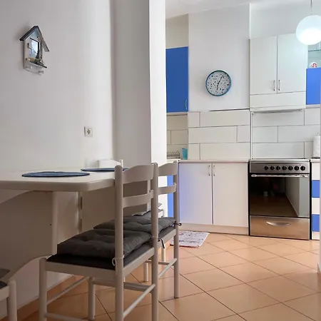 Kristi 2 Min To Sea Netflix & Espresso Station Sarandë